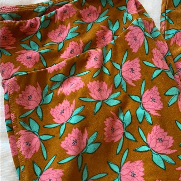 (Tall & Curvy) LuLaroe Water Lily Leggings - Picture 2 of 5